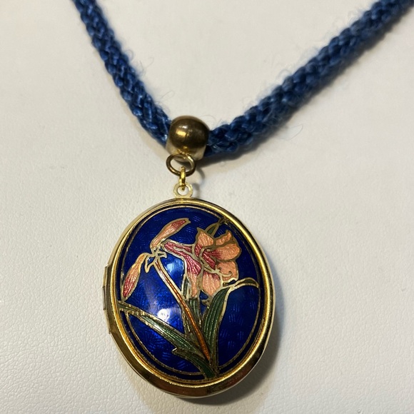 Vintage Cloisonne locket blue with peach lilly, gold tone on 24" rayon cord - Picture 3 of 3